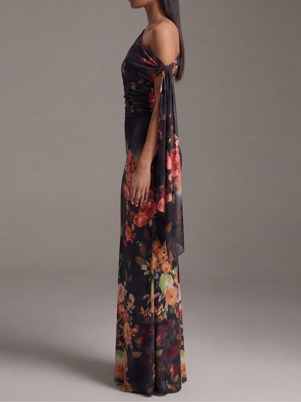 Abito Maxi Plissettato in Chiffon Stampato Nero con Spalla Scoperta