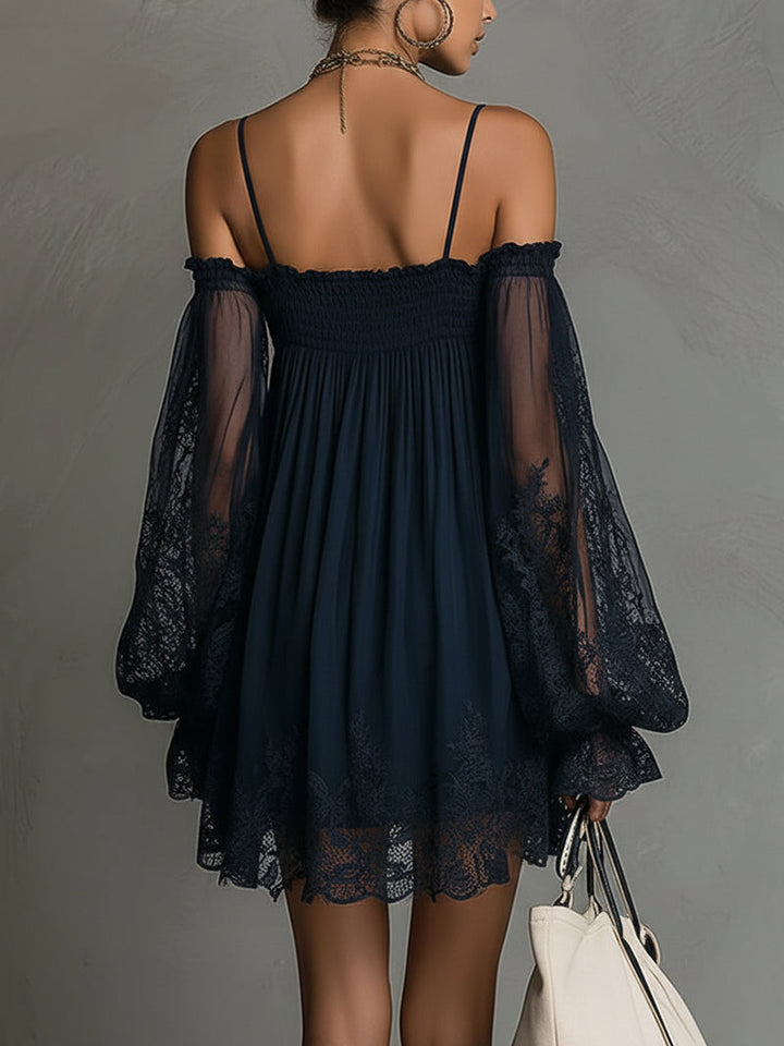Noemi | Mini abito in chiffon blu navy con scollatura off-the-shoulder, rifiniture in pizzo e maniche trasparenti