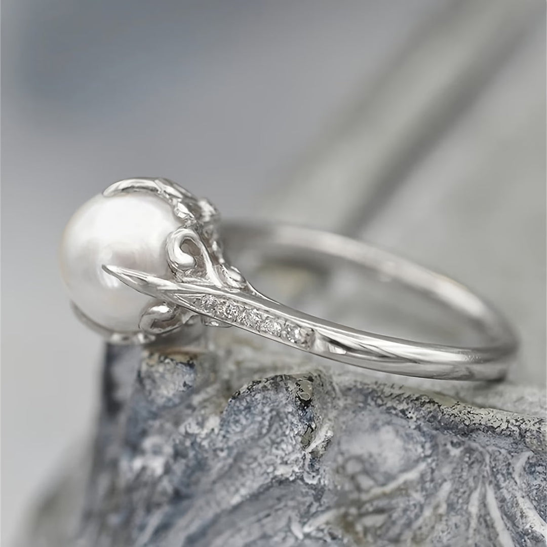 Anello Delicato in Perle e Cristalli