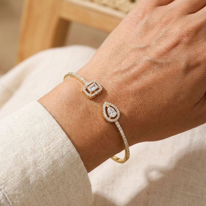 Bracciale Aperto in Oro con Due Pietre