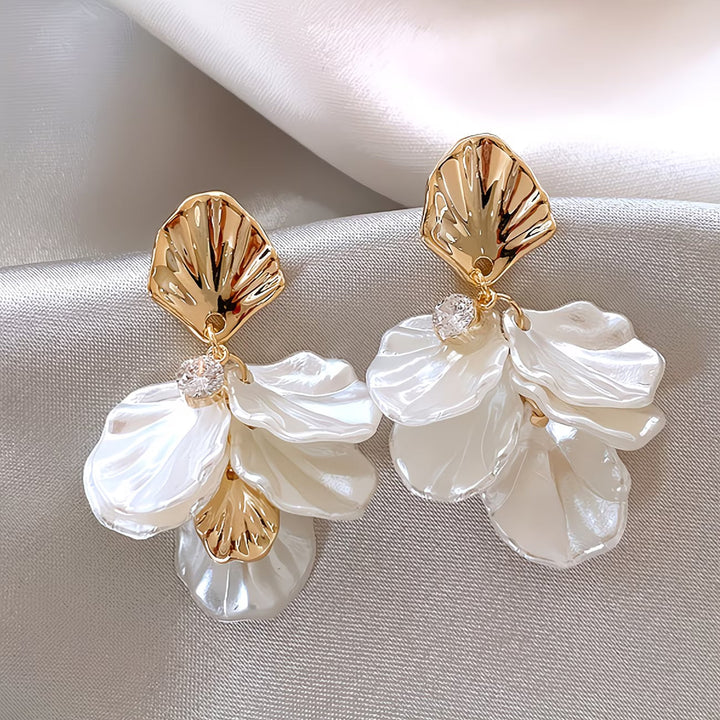 I Orecchini in Perla con Petali Ghiacciati