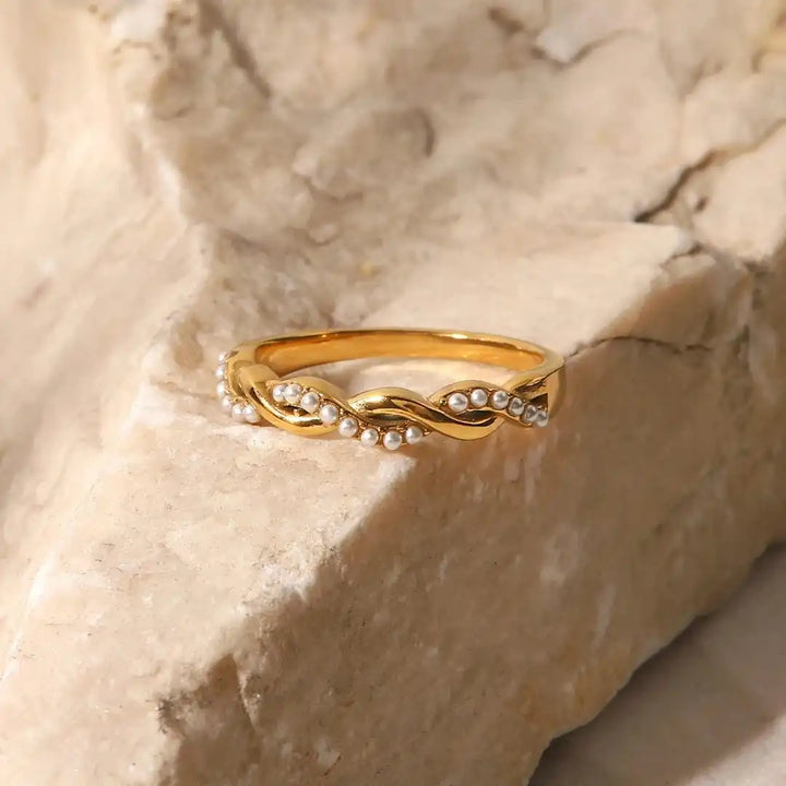 Anello Impilabile in Perle Dorate Sottile