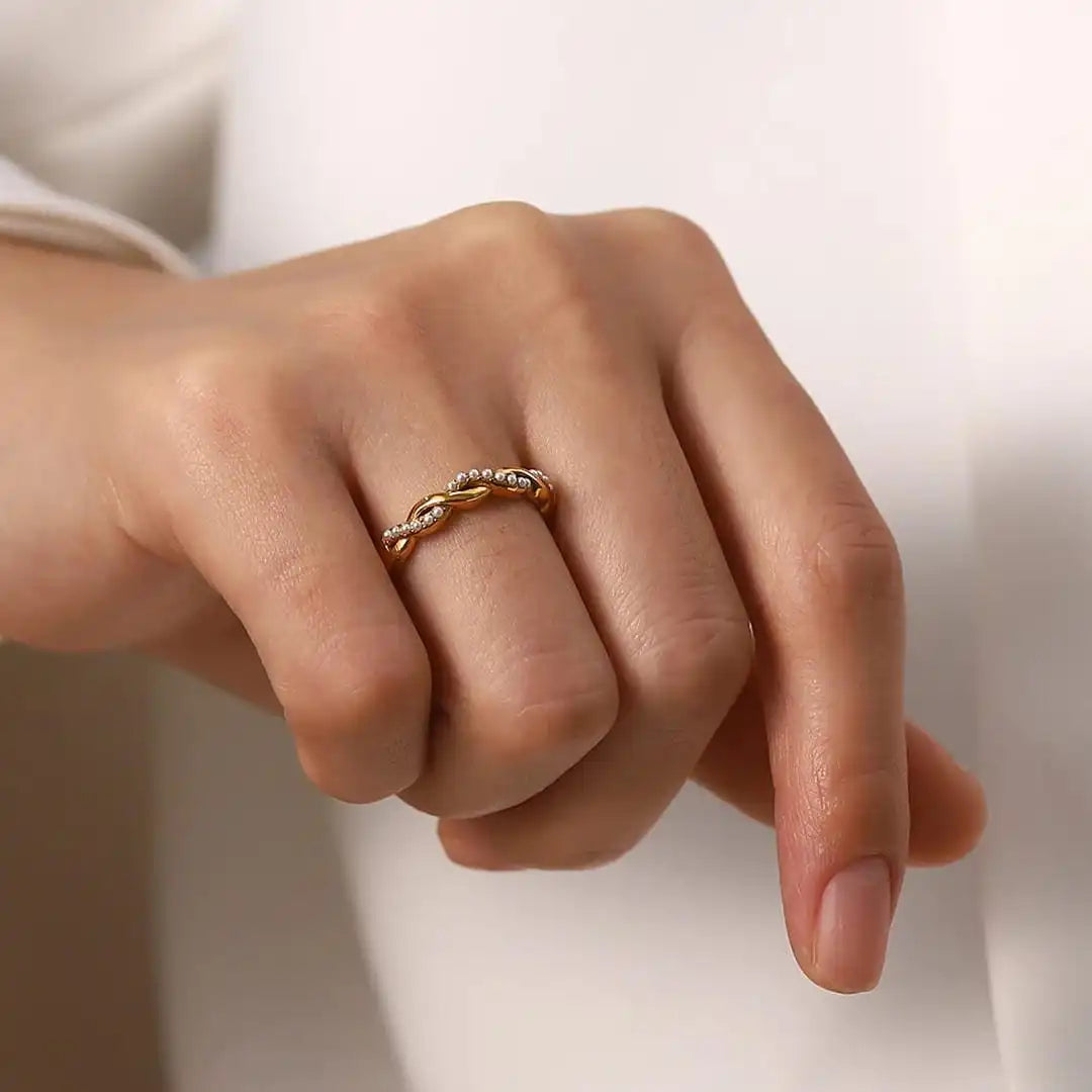 Anello Impilabile in Perle Dorate Sottile