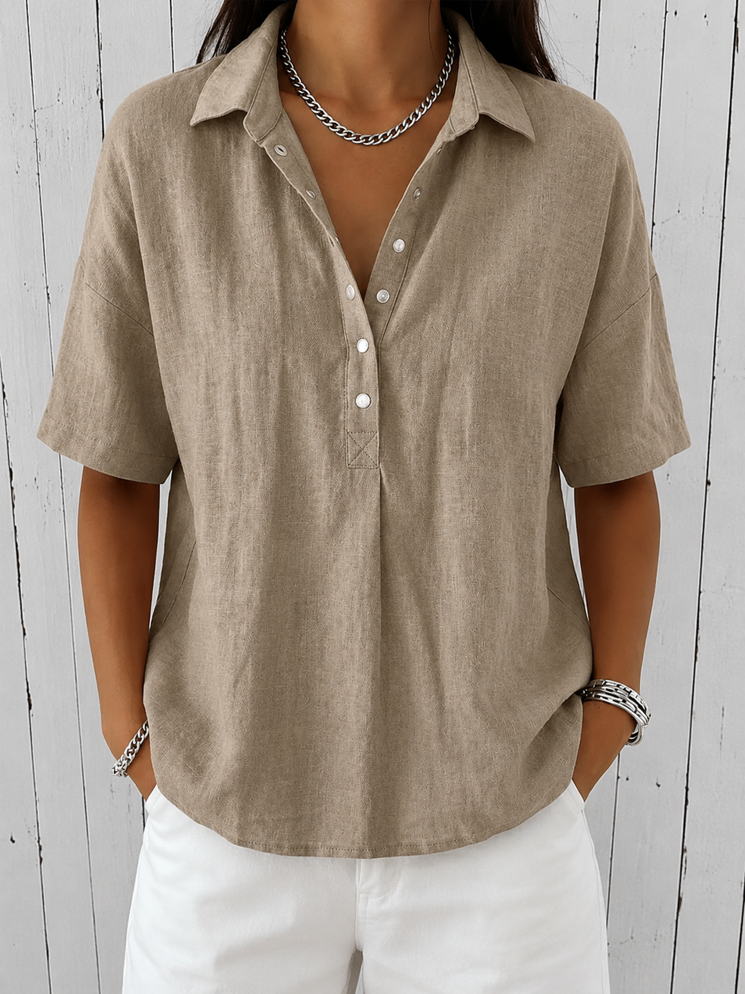 Ava | Blusa con Collo e Dettagli con Bottone