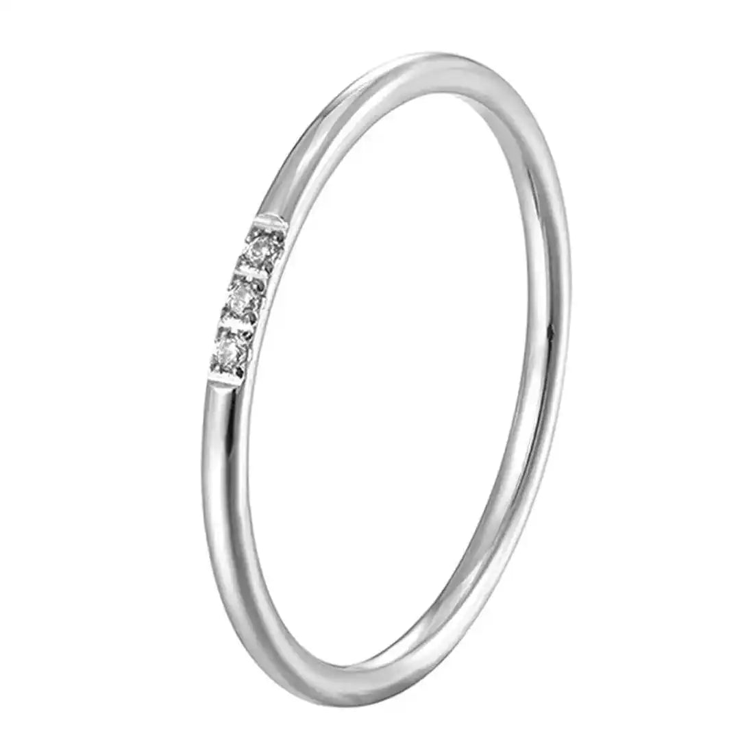Anello Delicato a Tre Pietre
