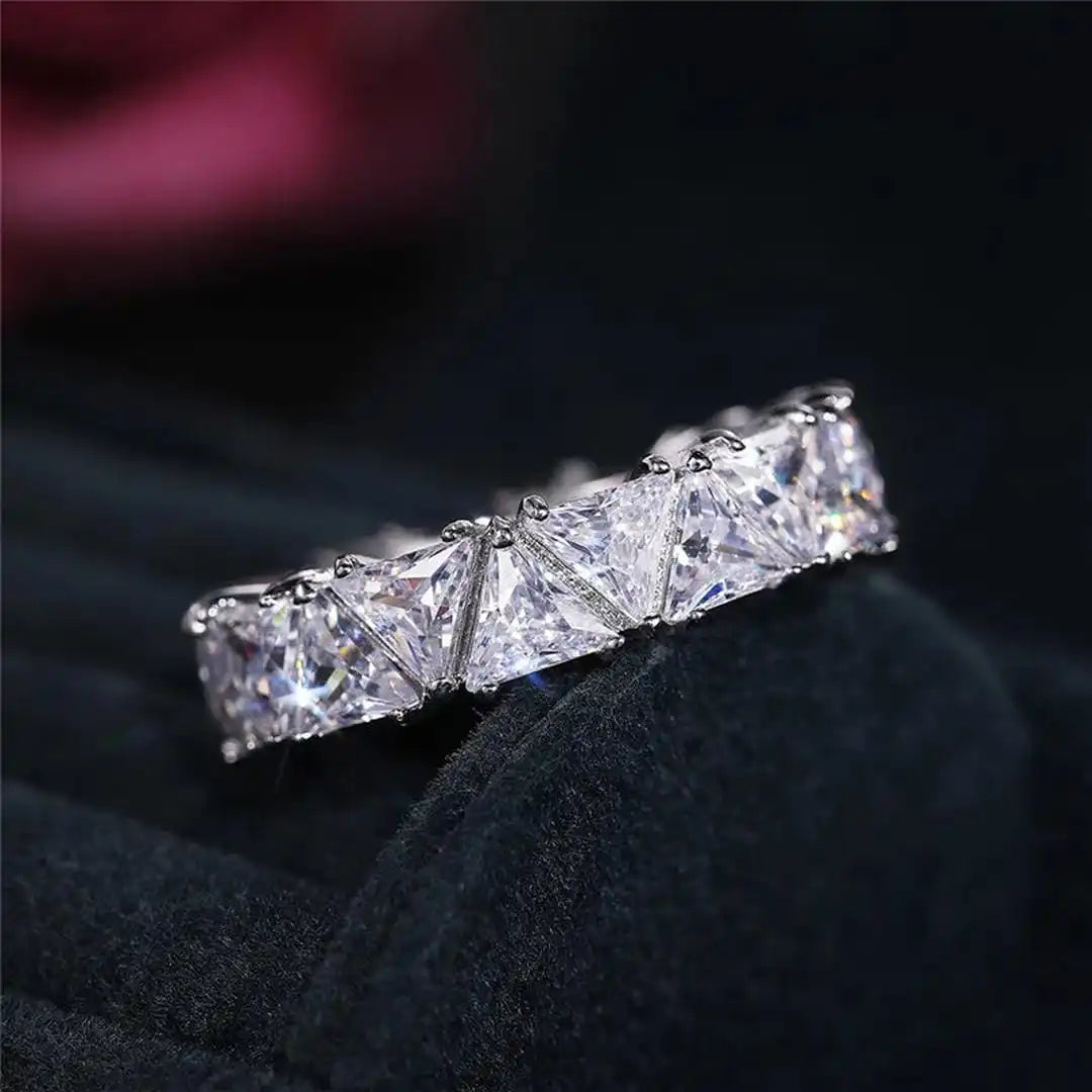 Anello Vintage a Triangolo con Pietra
