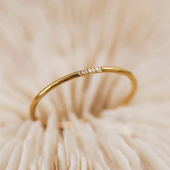 Anello Delicato a Tre Pietre