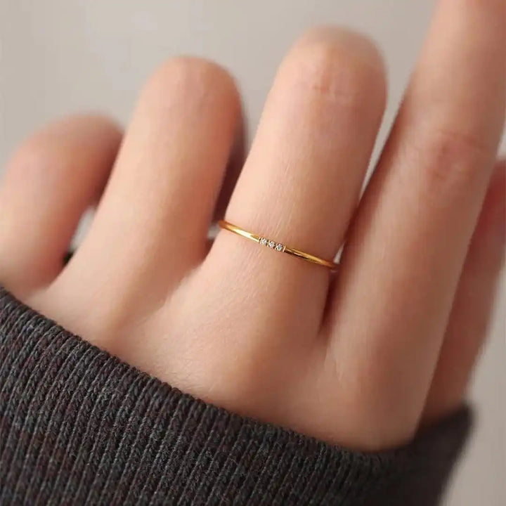 Anello Delicato a Tre Pietre