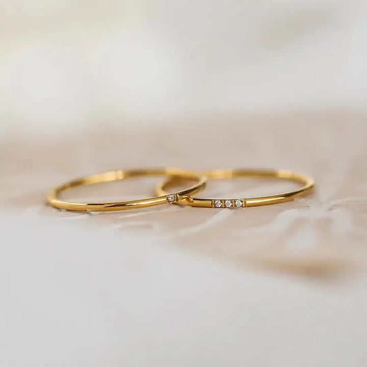 Anello Delicato a Tre Pietre