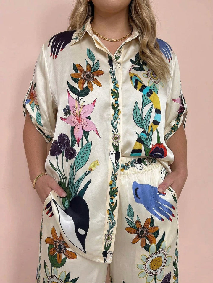 Nika | Set di camicia e pantaloni in satin con stampa unica Vibes Resort