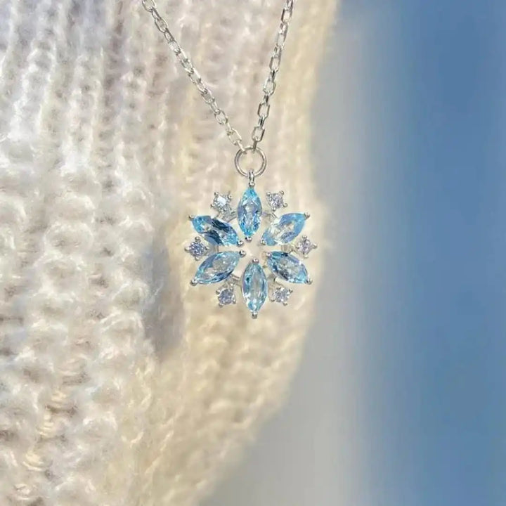 Pendente a Fiore in Oro Bianco con Fiocco di Neve Blu
