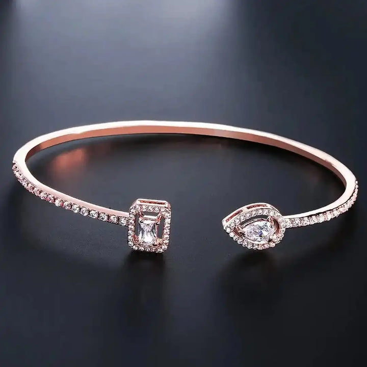 Bracciale Aperto in Oro con Due Pietre