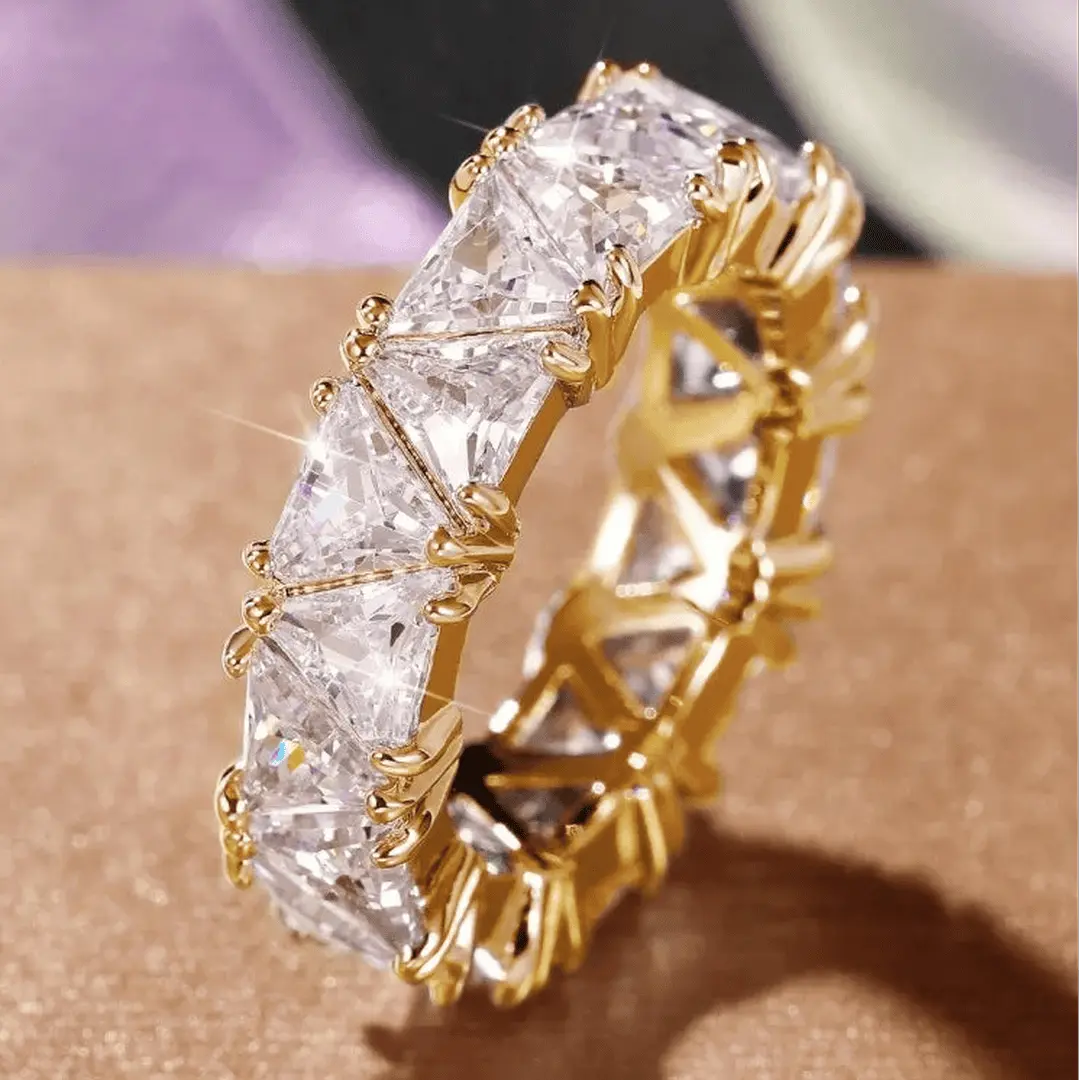 Anello Vintage a Triangolo con Pietra