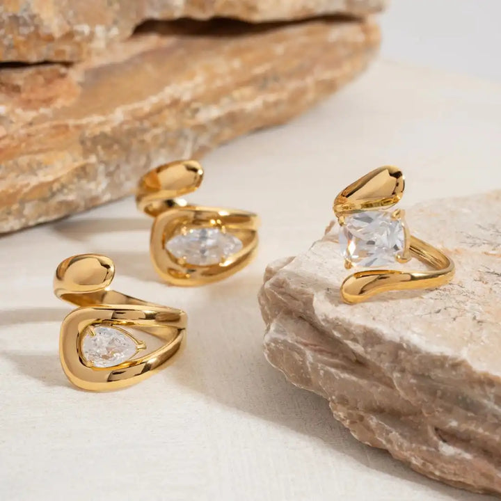Anello in Zirconia a Goccia d'Acqua in Oro Senza Tempo