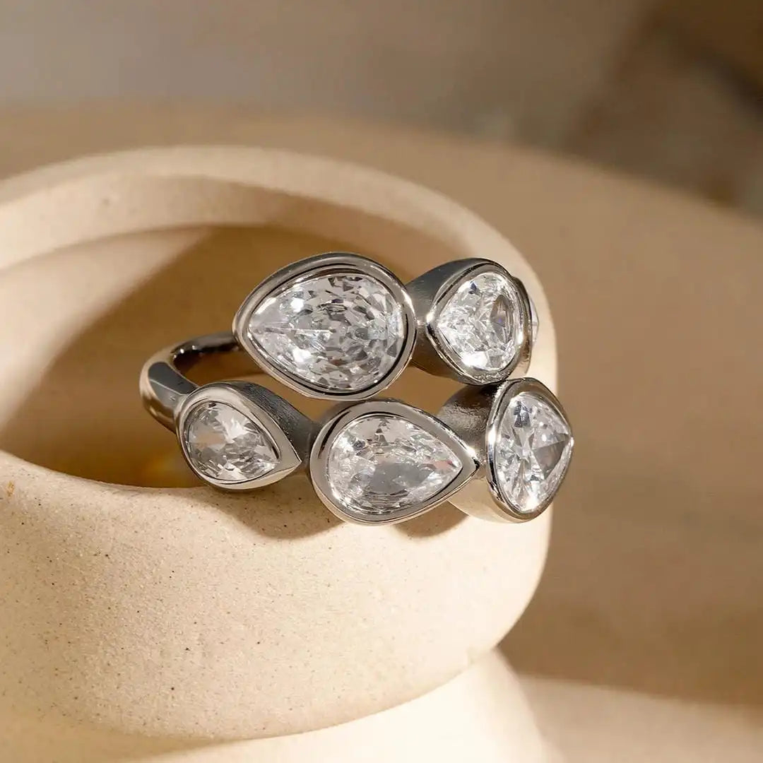 Anello a Cluster a Goccia con Cinque Pietre