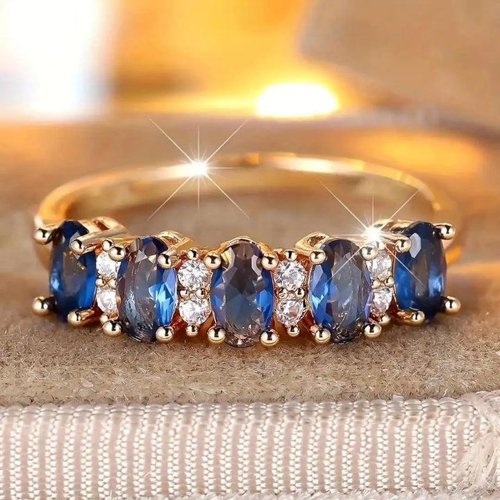 Anello a Fascia con Accenti Ovali Alternati