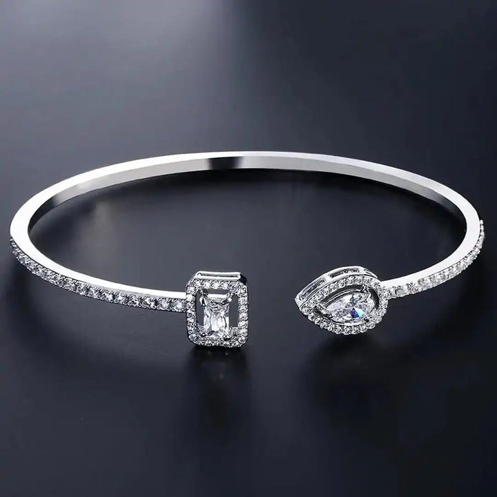 Bracciale Aperto in Oro con Due Pietre