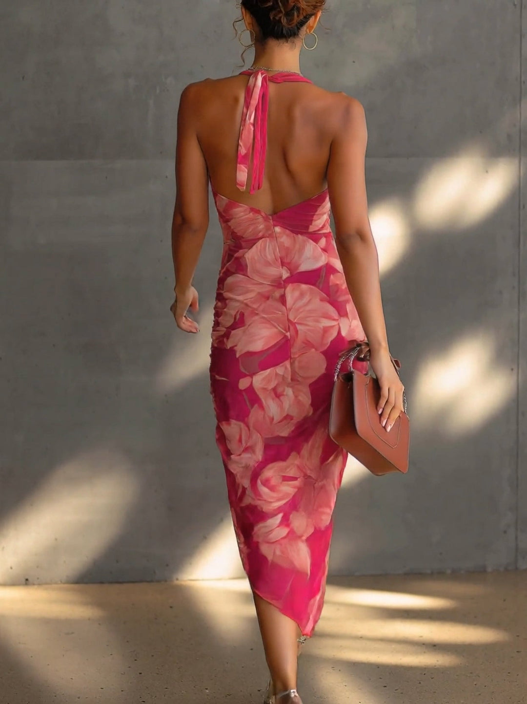 Abito bodycon senza maniche con stampa floreale fucsia e spacco laterale arricciato