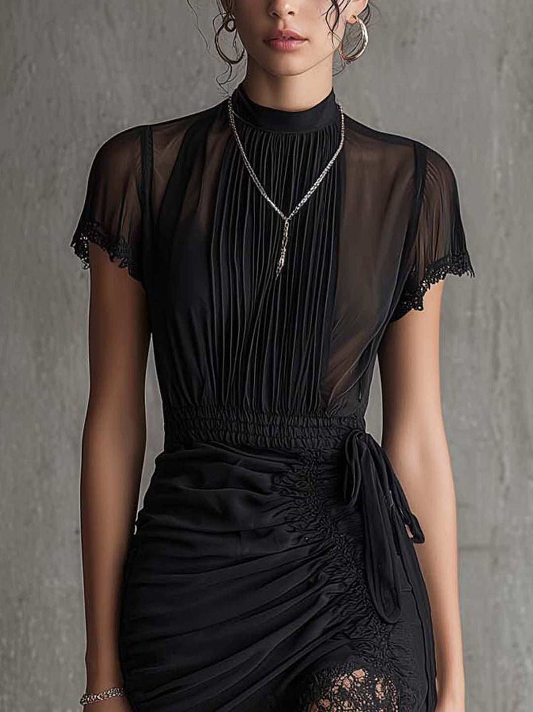Abito Mini in Chiffon Nero con Vita Plissettata e Bordo in Pizzo