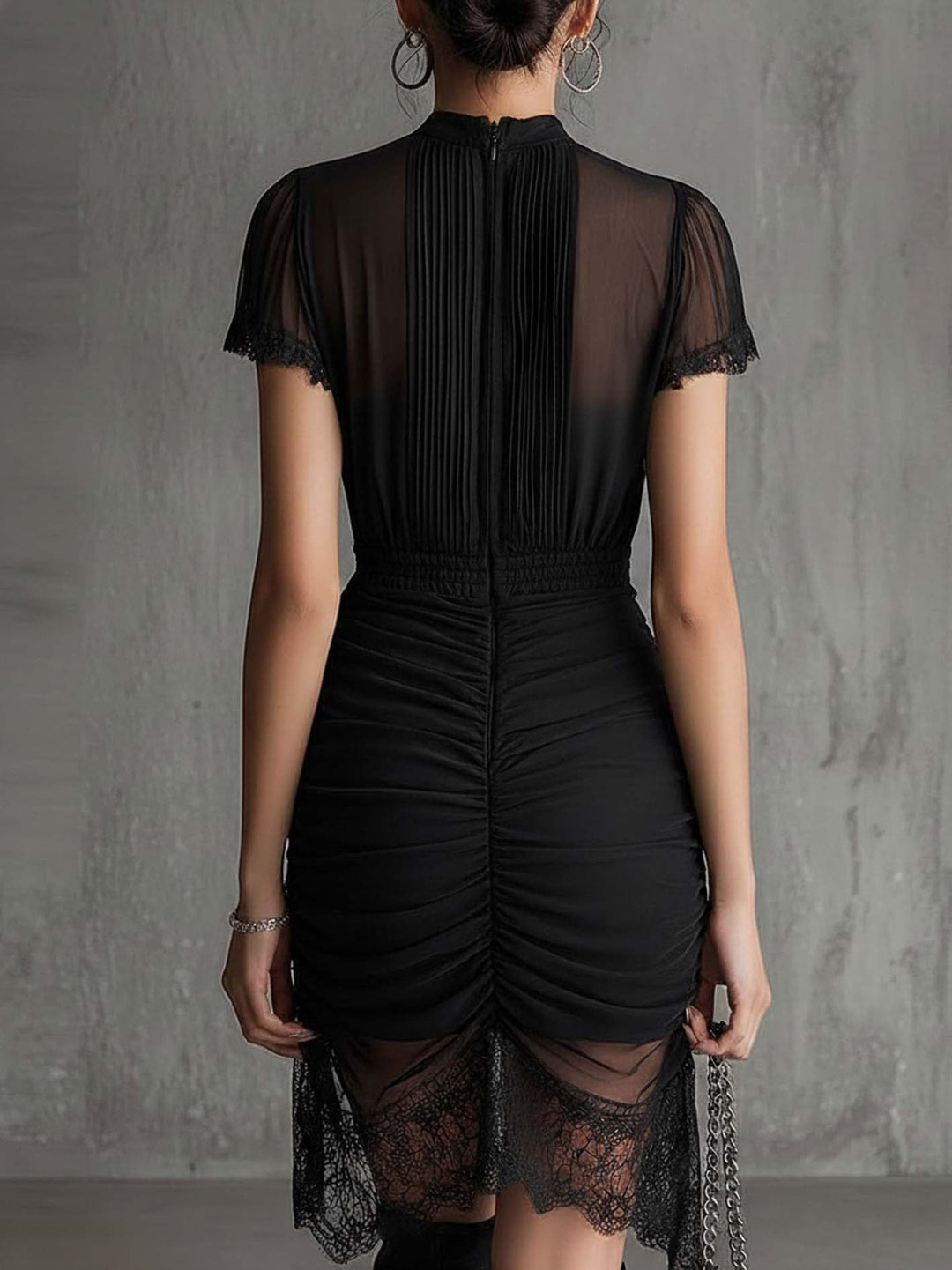 Abito Mini in Chiffon Nero con Vita Plissettata e Bordo in Pizzo