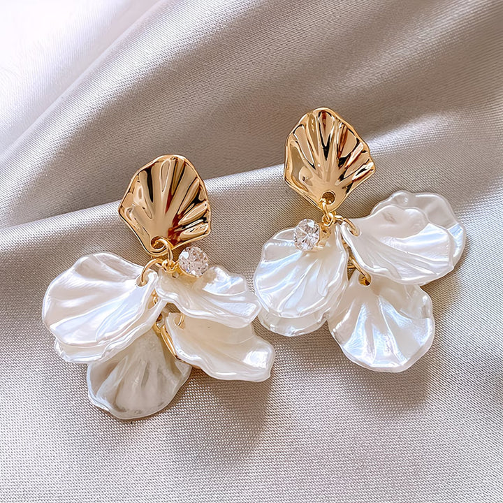 I Orecchini in Perla con Petali Ghiacciati