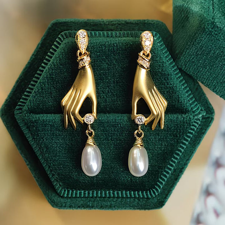 Orecchini in Perla con Mano Elegante