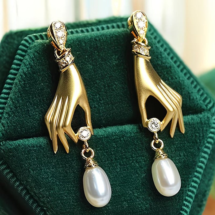 Orecchini in Perla con Mano Elegante