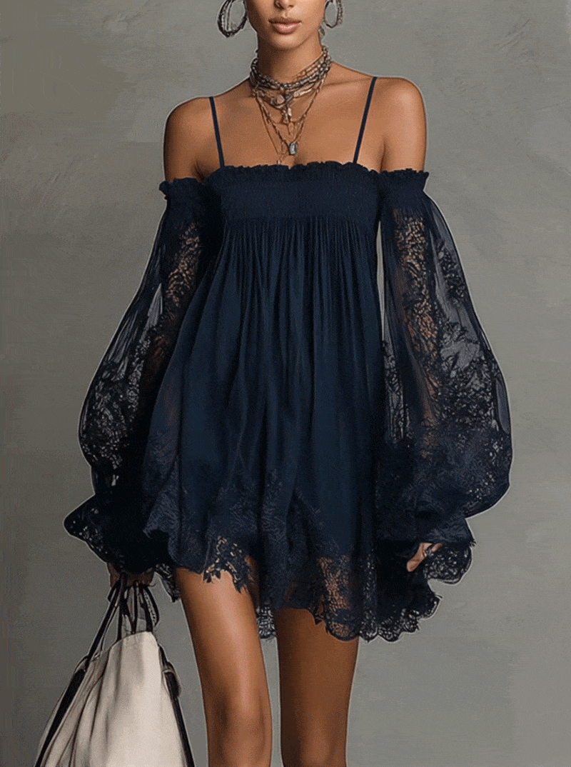 Noemi | Mini abito in chiffon blu navy con scollatura off-the-shoulder, rifiniture in pizzo e maniche trasparenti